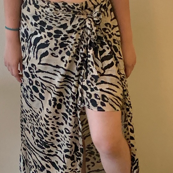 Do you see a leopard skirt or the first skirt? - Picture 2 of 4